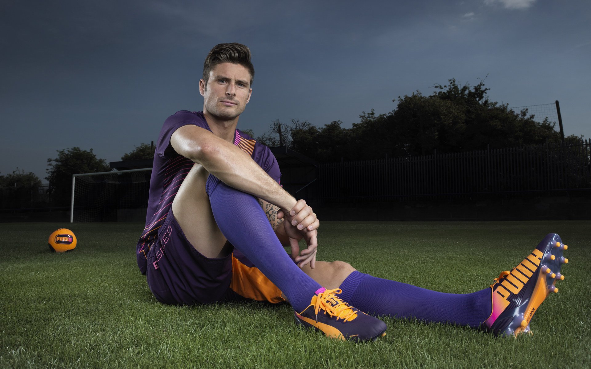 开云体育下载官网-“英超争夺战失误频发，榜首格局摇摆不定”，“英超”